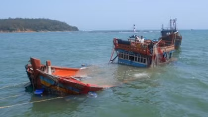 Five Vietnamese fishermen rescued by foreign cargo ship