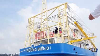 Steel-hulled fishing vessel handed over to fisherman in Tuy Hoa