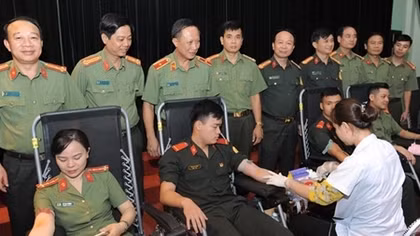 Guard Police’s youths donate blood for dear comrade