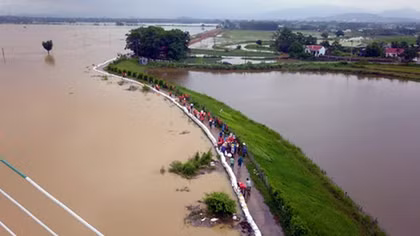 Hanoi’s armed forces work all night to save Bui River’s dykes