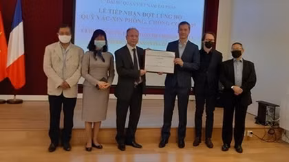Vietnamese, French organisations, associations assist COVID-19 control fund