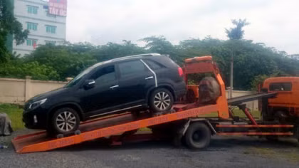 Police tow car after female driver refuses to budge