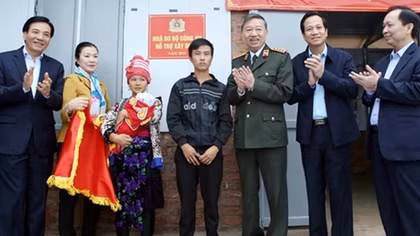 Hmong people thank Minister To Lam for support in building their homes