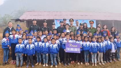 Nghe An Police’s youth helps poor students in mountainous area