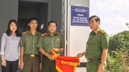 Can Tho Police rebuild house for comrade with difficulties
