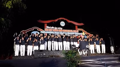 Philadelphia Boys Choir performs Vietnamese folk song in Hoi An