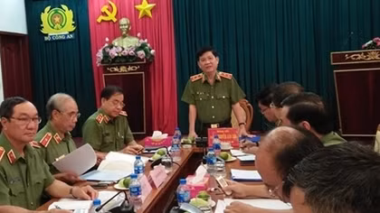 Deputy Minister Nguyen Van Son works with General Department of Logistics and Techniques