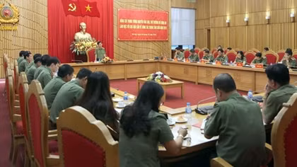 Deputy Minister Nguyen Van Son works with Department of Logistics