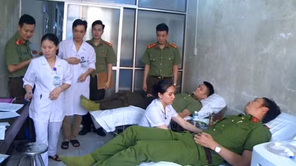 Thanh Hoa police youths donate blood to save child patient with serious illness