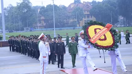 Ministry of Public Security's leaders pay tribute to President Ho Chi Minh 