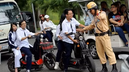 Hanoi police launches campaign to handle violations of traffic safety regulations