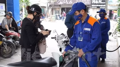 Petrol prices increase by over VND400 per litre