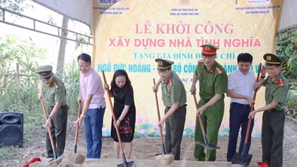 Nghe An Police build house for needy comrade