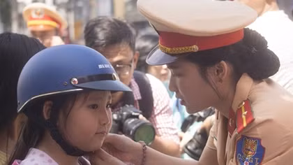 Ho Chi Minh City’s Traffic Police provide 1000 free helmets to children