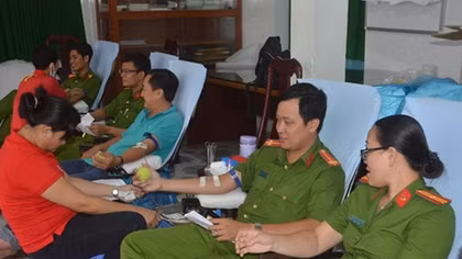 Young Soc Trang police officers active in donating blood
