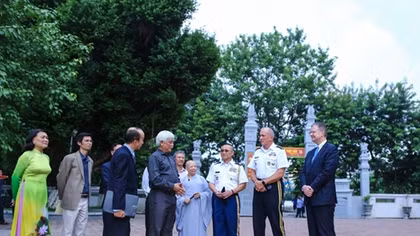 US general visits Hai Ba Trung temple, praising the Vietnamese People’s Army
