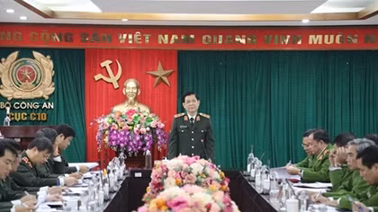 Deputy Minister Nguyen Van Son works with police department for management of prison
