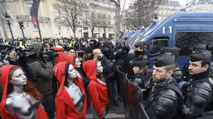 French 'yellow vests' protest in their thousands for fifth Saturday