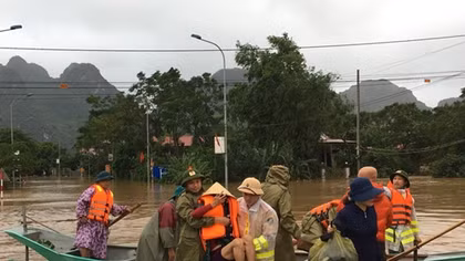 Beautiful images of policemen highlighted in natural disaster