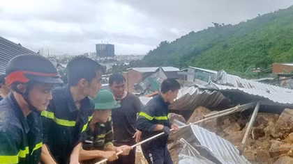 Police help people overcome flood consequences