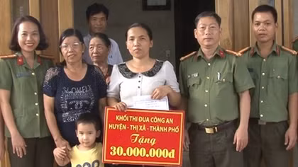 Thua Thien – Hue Police build houses for comrades