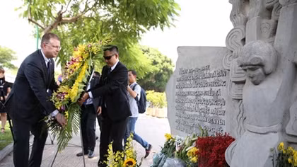 US ambassador pays respect to late Senator McCain