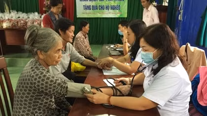Phu Yen Police offer free healthcare to local people