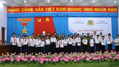 MPS’s Police Investigation Authority offers gifts to poor students in Tra Vinh