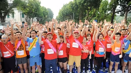 More than 1,000 Vietnamese and Japanese athletes run for traffic safety in Hanoi