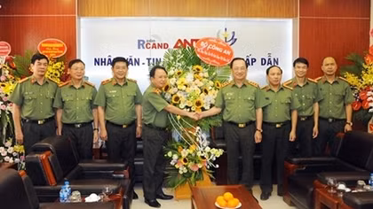 Deputy Minister Nguyen Van Thanh congratulates press agencies on revolutionary press day