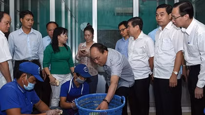 PM inspects food supplier in Ho Chi Minh City