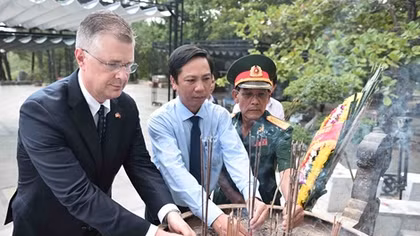 U.S. Ambassador visits Truong Son National Cemetery