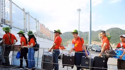 Vietnamese youths departs for national sea-island program