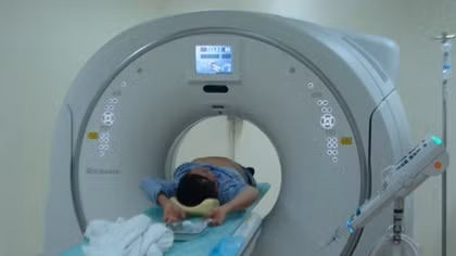 Australian cancer specialist provides free health checkups for Vietnamese people