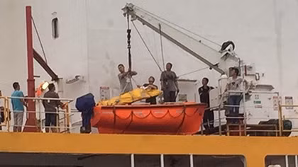 Chinese sailor troubled at sea rescued by Vietnamese doctors