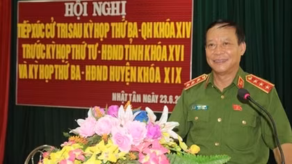 Deputy Minister Le Quy Vuong meets voters in Hung Yen
