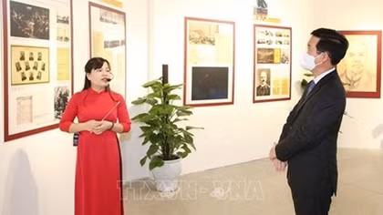 Hanoi officials pay tribute to Lenin on his birthday