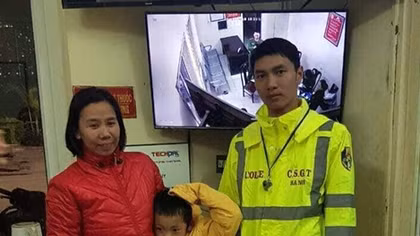 Hanoi Traffic Police helps lost boy find his family