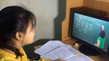 Hanoi televise lectures for school students amid COVID-19 