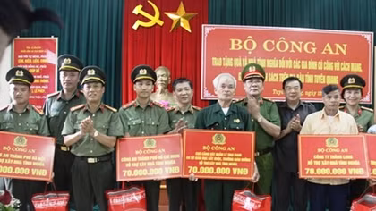 MPS delegation visits relics of former headquarters, presents gifts to revolution contributors in Tuyen Quang