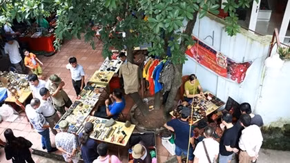 A special flea market in the middle of Hanoi 