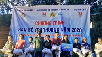 Dien Bien police help people overcome flood consequences 