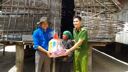 Youth Union of Phu Yen Police assist needy people