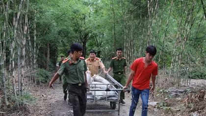 An Giang police build road for local people