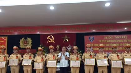 Nearly 10.000 outstanding traffic police models to honor