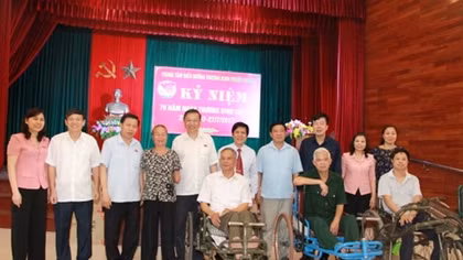 Minister To Lam presents gifts to war invalids and revolution contributors in Bac Ninh