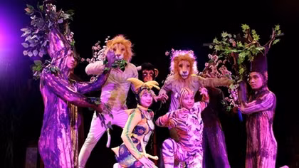 Special circus show to entertain children on veranda of Mid-Autumn Festival