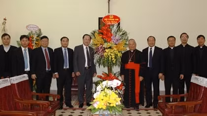 MPS visits Hanoi Bishop’s Palace as Christmas Day coming
