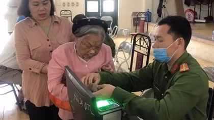 Hanoi Police helps old-aged people apply for e-ID cards