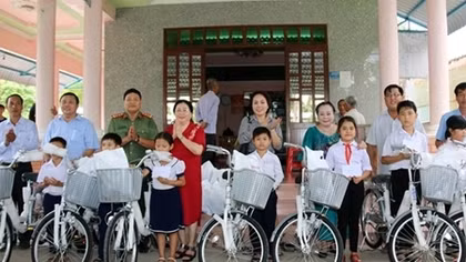 CAND Newspaper and its partners present bicycles to needy students in Soc Trang